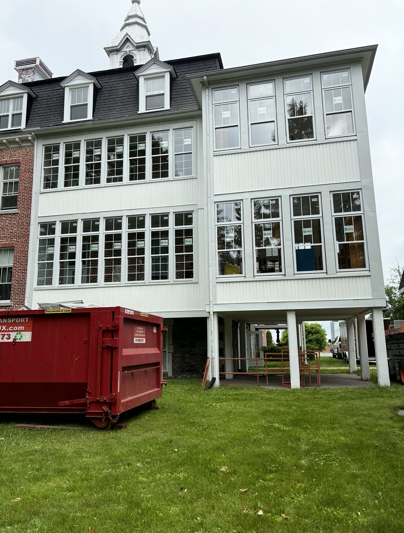 Remplacement complet des fenêtres d'un grand bâtiment commercial à Trois-Rivières
